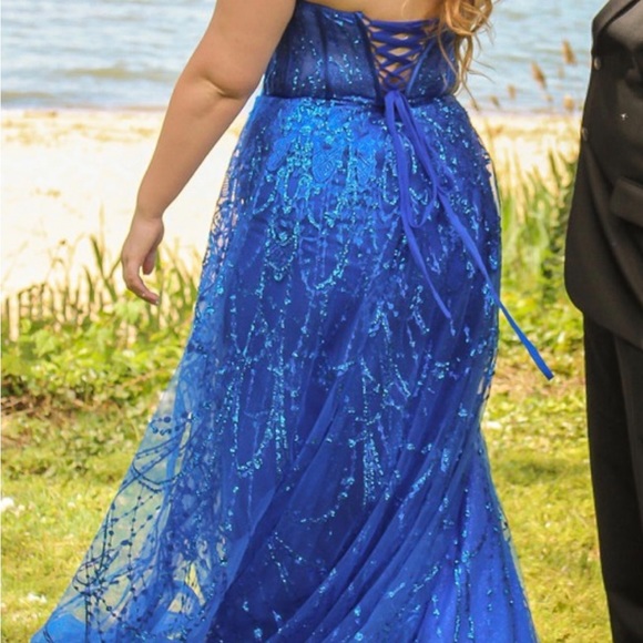 Prom dress - Picture 2 of 4